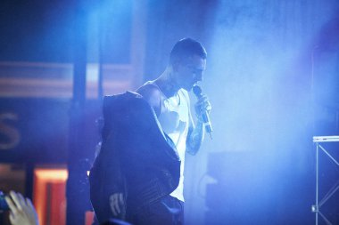 Moskova - 15 Mayıs, 2016: Rus rap şarkıcısı yüz dövmeler canlı performans gece kulübünde. Genç rapçi Scroodgee parti gece kulübünde şarkı söyleyen dövme. Dövmeler beyaz hip hop şarkıcısı