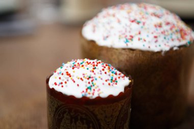 Rus Ortodoks tatil kutlamak için lezzetli Paskalya kek.