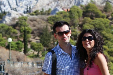 Genç mutlu çift Yunan başkentinde - city of athens parlak güneşli bir günde yapılan gezi yapmak