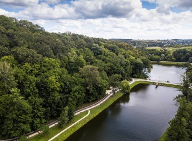 Kiev - 1 Temmuz, 2018: hava dron fotoğraf güzel yeşil park Feophania. Yukarıda uçan ile DJI indeks işlem quadro helikopter kamera ile çekim manzara. Popüler turistik landmark. Kiev şehir büyük doğal Feofaniya bahçede