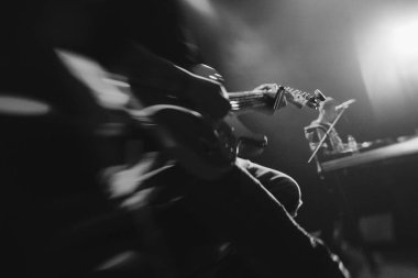 Moskova - 13 Ekim, 2016: Rus rap müzik konserinde gece kulübü. Hip hop grubu gitarist gece kulübü Yotaspace sahnede performans. Olay yerinde oynayan elektro gitar oyuncu