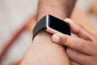 Eller trendy akıllı saatini kullanarak Afrika siyah erkek çocuk. Internet, şamata sosyal medya her zaman kalmak sağlar bağlı Modern Gadget'ı. Makro yakın çekim kol saatleri.