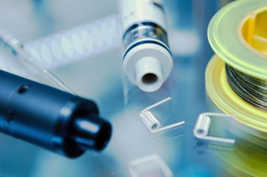 Vape Dükkanı. Modern vaping cihaz bakım ve yükseltme bölümlerinde kapatın. O popualr ecig vaper cihaz satın. Elektronik Sigara İçilmeyen ejuice için aracı. Kutusu mod ve tel