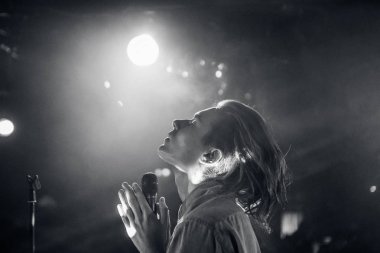 Moskova - 5 Ekim, 2016: Rus synth pop rock grubu playing canlı Vougal 16 büyük gece kulübü sahnede konser