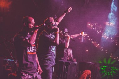 Moskova - 04 Nisan, 2015: Rusya Ukrayna barda Outlawz (Tupac 2pac Shakur eski grup) performans gösteren canlı konser