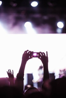 Moskova - 19 Kasım, 2016: müzik fan kız almak fotoğraf ile smartphone kalabalık gece kulübü'konserde. Kadını gece kulübünde dans pistinde kalabalıktan akıllı telefon ile Mobil fotoğrafçılık kabul