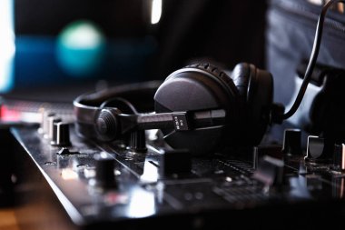 Moskova - 26 Mart, 2017: Dinle ve mix müzik Vinil kayıtlardan için yüksek kaliteli Sennheiser dj kulaklık. Elektrik santrali vinil Pazar satışı ile müzik DJ'ler için ses kayıtları