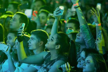 Moskova - 30 Kasım, 2016: gece kulübünde dans pisti kalabalık. Müzikal konser gösterisi sırasında tam gece kulübü. İnsanlar iyi eğlenceler.