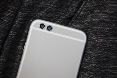 Yeni çift lensler cep telefonu. Akıllı 3D kamera fotoğraf geleceği. Çift lens modülü iyi fotoğraf çekmek için. Büyük gümüş Gadget. 
