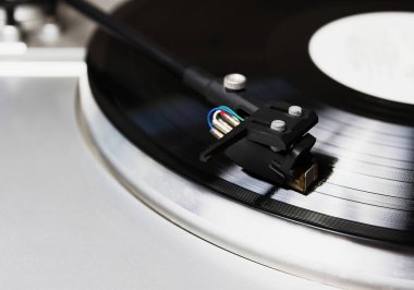 Vinil rekor müzik ile oynarken pikap. 