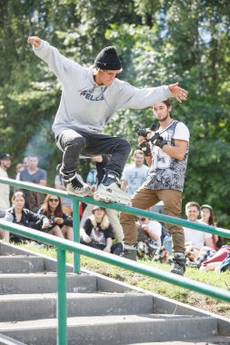 Moskova - 15 Ağustos, 2015: açık saldırgan rollerbladers tamamlama S3t Yarışması. Genç patenci adam Küpeşte üzerinde paten bileme.