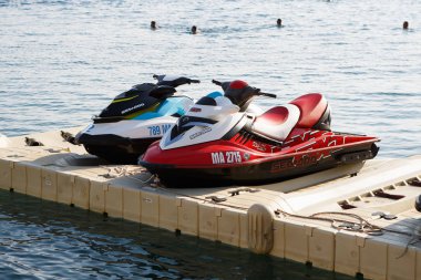 Brela, Hırvatistan - 26 Haziran, 2017: Kiralık su Bisiklet tatil için. Motorlu tekne kiralama beach eğlence için. Yaz tatili için güzel seyahat hedef. Su scooter Bisiklete binmek için almak