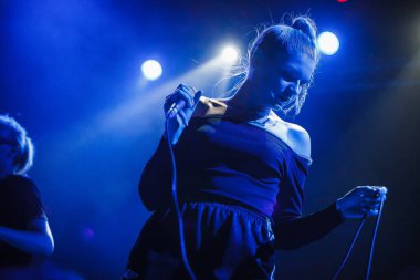 Moskova - 30 Mart, 2016: Ic3peak ısınma yukarı Yotaspace Club ünlü yolculuk şarkıcısı Tricky önce sahnede