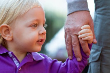 sevimli sarışın çocuğun gün açık havada oyun alanı