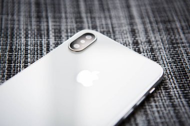 Mariupol, Ukraine - 27 Ekim, 2017: yeni Iphone X modeli yakın çekim. Modern hareket eden telefon ile değmek perde ve çift kamera lens. Trendy Apple Iphone 10 