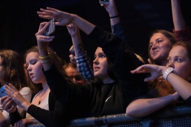 Moskova - 20 Ekim, 2016: kalabalık danceflloor gece kulübünde. Büyük canlı müzik show gece kulübü. İnsanlar üzerinde konser iyi eğlenceler. Büyük bir kalabalık satılan dışarı Festivali