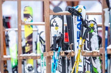 Bukovel, Ukrayna-19 Mart, 2018: Kiralık kayaklar Bukovel Winter Park Resort Güney Avrupa'da turistler için Stand. Profesyonel dağ Kayak Ekipmanları aktif turizm için