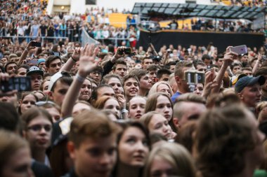 Moskova - 2 Haziran, 2016: büyük konser kalabalık açık yaz müzik festivali. Pek çok gencin el sallamak ve hip hop şarkıcısı L'One konser üzerine şarkı. Sahne Alanı'ndan kalabalık dans pistinde görüntülemek