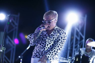 Odessa, Ukrayna - 24 Ağustos, 2017: Pop şarkıcısı Zveroboy şarkı yaz müzik festivali Zgames sahnede.