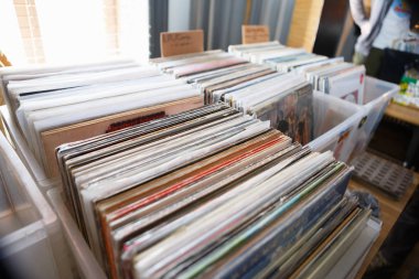 Moskova - 26 Mart, 2017: vinil kayıtları Satılık pazar Powerhouse.Dj toplumda satmak vinil toplama, analog ses kayıtları ses meraklısı ve disk jokey için müzik ile