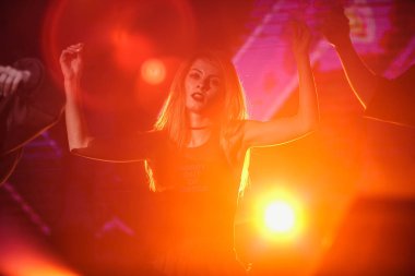 Ünlü pop şarkıcı Elena Temnikova gibi parti at Space Moscow gece kulübü aşamasında performans gibi FM tarafından 25 Eylül 'de ev sahipliği yaptı, 2016