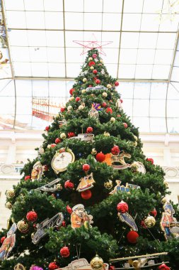 Moskova - 27 Kasım, 2016: dekore edilmiş alışveriş merkezi iç Moskova'da.