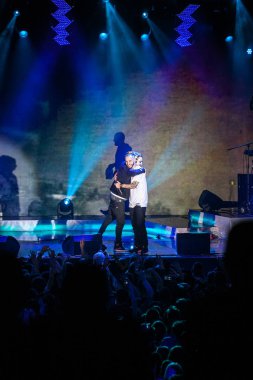 Moskova - 30 Kasım, 2014: rap şarkıcısı L'One büyük müzik konser. Canlı eğlence olay gece kulübünde.