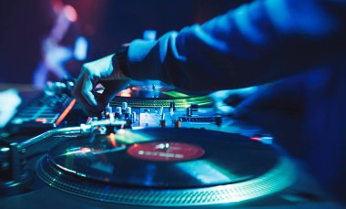 Moskova - 13 Ekim, 2016: Rus rap müzik konserinde gece kulübü. Hip hop müzik grubu Krec gece kulübü Yotaspace sahnede performans.