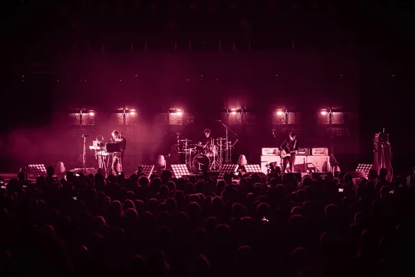 モスクワ 2015 人気歌手のエレクトロニックミュージ シャン デルフィン クロッカスの音楽ホールの舞台でコンサート — ストック写真