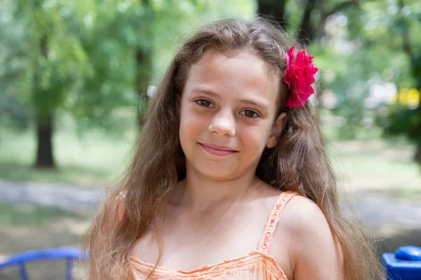 Gadis Sekolah Kecil Yang Lucu Taman Bermain Pada Hari Musim — Stok Foto