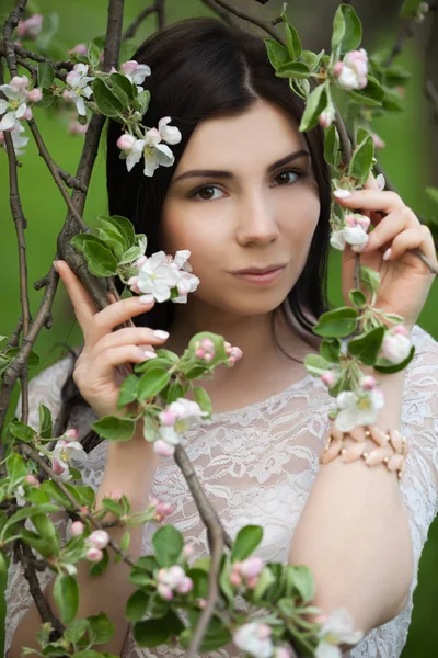 Gyönyörű Fiatal Barna Lány Játszik Virágzó Lilic Virágok Parkban Időjárás — Stock Fotó