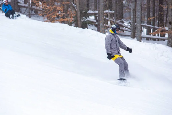 Bukovel Ucrania Marzo 2018 Paseos Deportistas Snowboarder Bordo Pistas Esquí —  Fotos de Stock