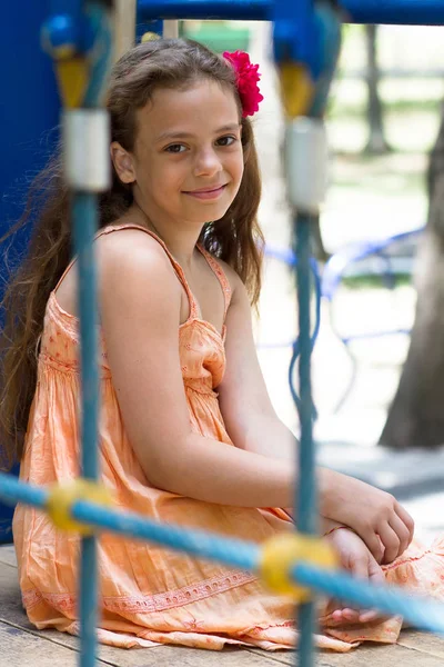 Nettes Kleines Schulmädchen Sommertag Auf Dem Spielplatz — Stockfoto