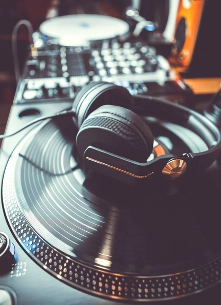 Ακουστικά Για Χιπ Χοπ Στο Στούντιο Ηχογράφησης Remix Κομμάτια Ακούστε — Φωτογραφία Αρχείου
