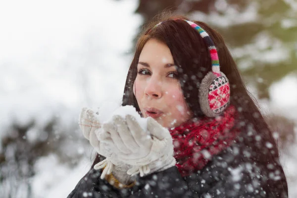 Dospívající Dívka Foukání Měkký Sníh Podobě Ruce Zimě — Stock fotografie