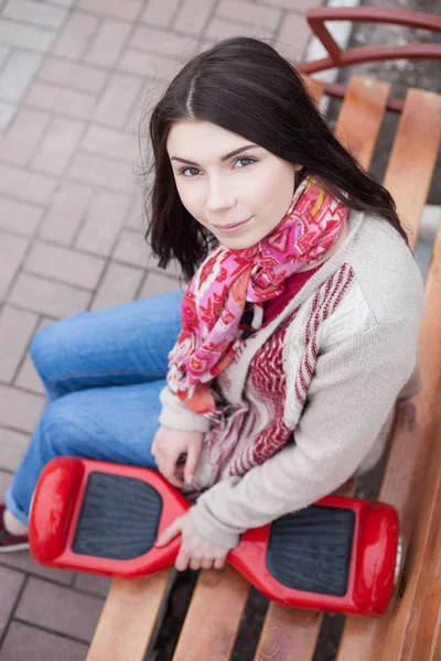 Jonge Witte Brunette Meisje Moderne Rode Elektrische Mini Segway Zweven — Stockfoto