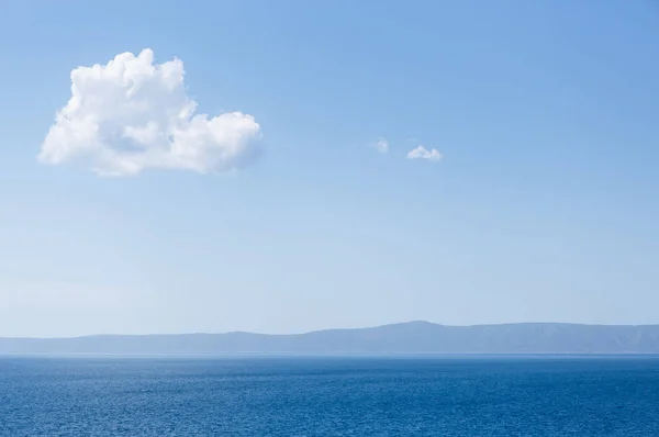 Кришталево Чисте Середземне Море Під Синє Небо Пухнасті Білі Хмари — стокове фото
