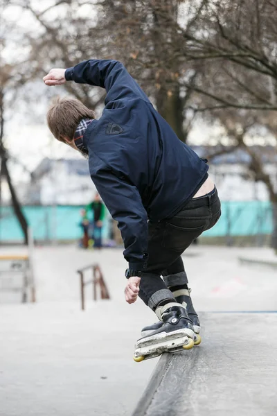 Mosca Marzo 2017 Giovane Ragazzo Skater Aggressivo Linea Macinare Sporgenza — Foto Stock