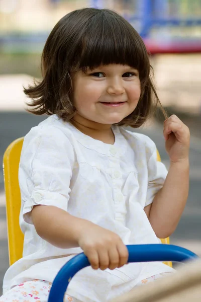 Pequena Menina Branca Divertindo Playground Dia Verão Brilhante — Fotografia de Stock