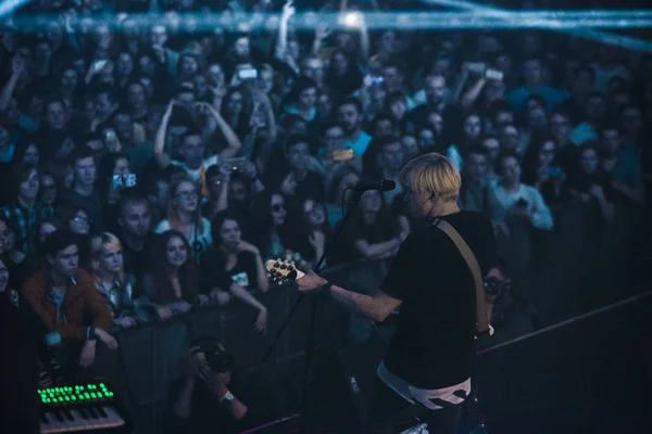 Moskau April 2016 Berühmter Rocksänger Mujice Spielt Solo Gitarrenpart Während — Stockfoto