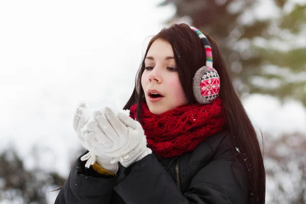 Adolescente Menina Soprando Neve Fofa Formar Suas Mãos Inverno — Fotografia de Stock