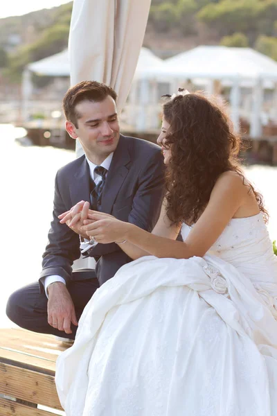 Happy Newlyweds Sitting Water Looking Each Other Love Affection — Stock Photo, Image