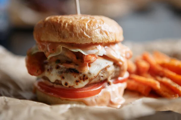 Sabrosa Hamburguesa Americana Elaborada Mano Con Papas Fritas Zanahoria Servidas — Foto de Stock