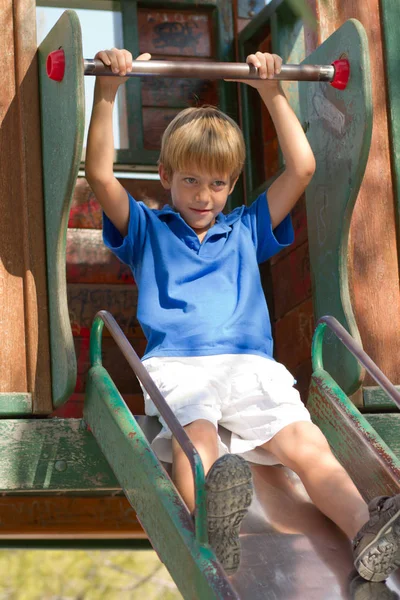 Kleiner Junge Posiert Bei Strahlendem Sommertag Auf Dem Spielplatz — Stockfoto