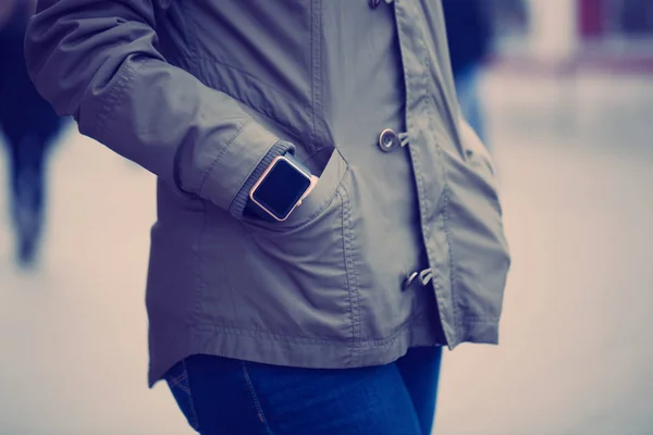 Κοπέλα Φορώντας Έξυπνο Ρολόι Στο Χέρι Στο Δρόμο Αυτό Νέο — Φωτογραφία Αρχείου