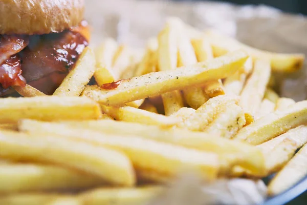 Goldene Pommes Frites Serviert Auf Braunem Zierpapier Mit Großem Hamburger — Stockfoto