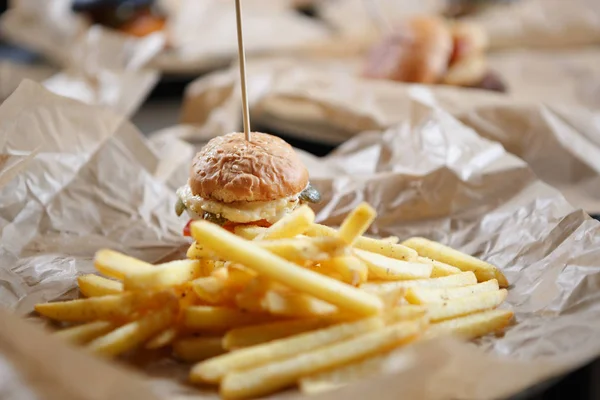 Sabrosa Hamburguesa Bebé Servido Con Papas Fritas Doradas Papel Marrón — Foto de Stock