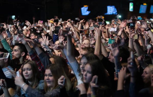 莫斯科 2016年10月20日 夜总会拥挤的舞蹈 在夜总会举行大型现场音乐表演 人们在音乐会上玩得很开心 大庭广众在卖完了的节日里 — 图库照片