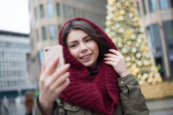 Young Brunette Girl Posing Brightly Decorated Christmas Tree Outdoors — Stock Photo, Image