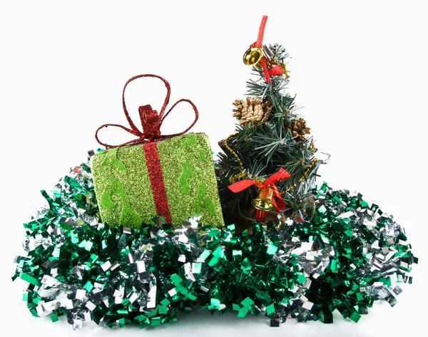 闪闪发光的绿色礼品盒和尖尖的小冷杉 — 图库照片
